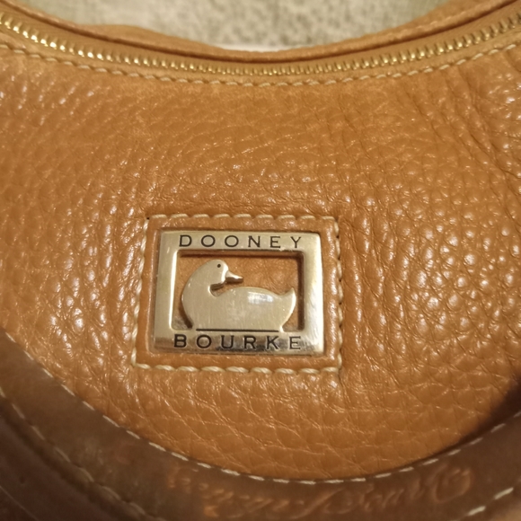 Dooney and Bourke bag. - Picture 2 of 6